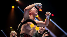 To by se v Clashi nestalo. Boxerka, která v ringu ukázala prsa, přišla o finále