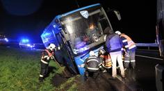 Autobus plný dětí sjel do příkopu, vyprostit ven je museli hasiči