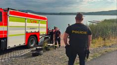 Na Mosteckém jezeře pátrají po dvou lidech. Kvůli bouřce se nemohli dostat na břeh