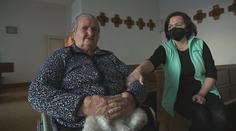 Stařenka svoje děti neviděla už 8 let. Každý Štědrý večer čeká, že ji navštíví