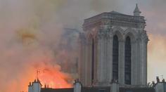 Notre-Dame slaví smutné výročí. Opravy zastavil virus, katedrála ale ožila mší
