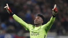 Brankář Ajaxu rozsvítil rodnou vísku, nechtěl nechat maminku ve tmě