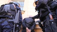 Zadrželi osm osob, které na černo prodávali anabolika a hormony