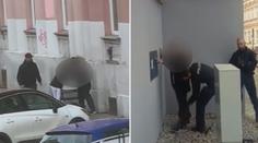 Muži měli napadnout ženu. Snažili se utéct s kočárkem i s dítětem