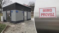 V Plzni na nádraží mají luxusní WC! Cestující ale musí močit do přírody