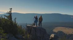 Romantická komedie nabitá hvězdami. Film Na horách brzy zamíří do kin