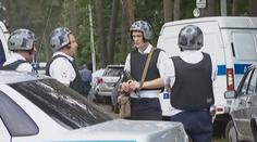 Šílenec se zabarikádoval v domě, střílel po lidech a házel granáty!