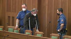 Rodinná oslava se zvrhla. Muž měl střílet ze samopalu, případ řeší soud