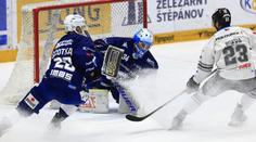 Odporný moment ve Varech. Kustod neustál nadávky a napadl fanouška