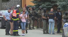 Pustil plyn a exekutorům hrozil pistolí! Muže i s manželkou obvinili