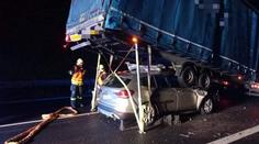 Řidič se podruhé narodil. Auto na D8 zapasoval pod přívěs, vylezl bez zranění