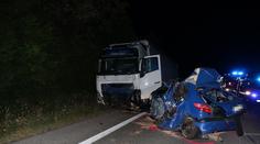 Řidič (†19) přejel do protisměru na rovině. Zemřel pod koly kamionu