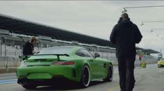 Narodil se v Pekle. Zeleném Pekle. A na mušku si bere 911 GT3 RS:
