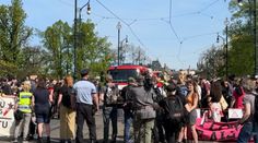 Odpůrcům potratů se postavili do cesty anarchisté, neprojeli ani hasiči