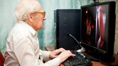 Muž (78) sledoval porno, manželka ho za to zbila paličkou na maso