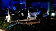 Auto narazilo do lampy, zdi, přípojky plynu a pak zabilo ženu
