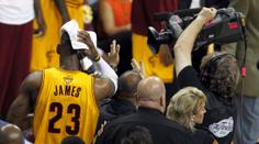 LeBron se srazil s kamerou. S tržnou ránou na hlavě nestačil