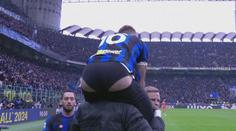 Bizarní oslava Interu. Fotbalisté stáhli trenky spoluhráči, plácali ho po zadku