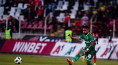 Střelec vášnivě oslavoval gól s přítelkyní, nestihl se vrátit do obrany