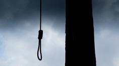 Šílená smrt: Muž strčil hlavu do oprátky. Věřil, že ho přítel odřízne!