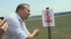 'Nebrní!': Ministr zkoušel ohradník proti šíření moru, nestalo se nic