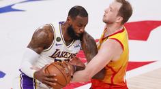 Lakers zabrali naplno: LeBron byl jako tank, Davis dal 42 bodů