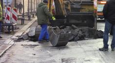 V Praze prasklo potrubí: Uzavřeli ulici, nemocnice se ocitla bez vody