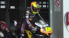 Divoký závod Moto2. Po drsných pádech skončil předčasně, Salač dojel desátý