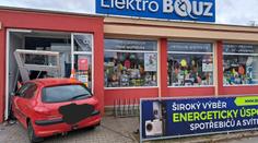 Řidiči v Třeboni mělo za volantem selhat srdce. S autem skončil v prodejně elektra