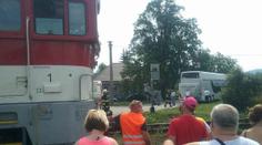 Autobus se 70 lidmi uvízl na přejezdu. Stačil prorazit závory