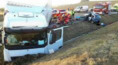 Řidička nepřežila čelní srážku s kamionem, vážně se zranily i děti