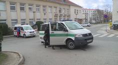 Vloupali se na lékařský pokoj a okradli lékaře. Policie pátrá po dvou mužích