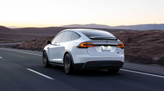 Muž si stěžuje: Moje Tesla byla zničena při nehodě. Teď v ní ale někdo na Ukrajině poslouchá moje písničky!