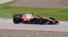 Ferrari testuje budoucnost F1. Leclerc brzdí očekávání, Red Bull boural