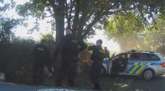 Řidič se zákazem řízení ujížděl policistům. Zběsilou jízdou ohrozil i kolemjdoucí