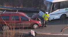 Řidič proti slunci neviděl autobus a napálil to do něj. 5 zraněných!