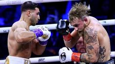 Třaskavou bitvu ovládl na body Tommy Fury. Paul rozhodnutí sudích zpochybnil