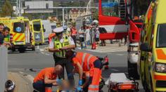 Vážná nehoda v Plzni: Motorkář srazil dívku, pak sám boural