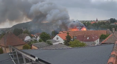 Hořel sklad kartonů a výrobna pyrotechniky. Místní se lekli, že je válka