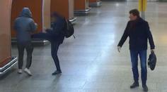 VIDEO: Agresivní muž urážel a napadal cestující v metru. Policie hledá svědky