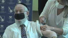 Ve světě se začalo očkovat proti covidu. Státy přesto zpřísňují opatření