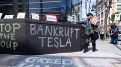 Tesla v největší krizi za poslední roky. Ohlásila katastrofální výsledky
