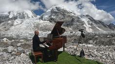 Klavírista hrál dvě hodiny na Mount Everestu. Nástroj mu dopravil vrtulník