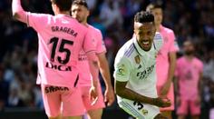 Real Madrid nahání Barcelonu. Bílý balet doma přetlačil Espanyol