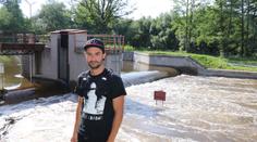 Vodáci nezvládli jez. Policista riskoval život, skočil pro tonoucího do řeky