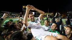 Legenda se loučila další trofejí! Raúl slavil na trávníku i s dcerkou