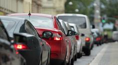 Několikahodinová cesta domů. Kvůli uzavírce stáli řidiči v Praze v nekonečné koloně