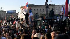 V Srbsku to vře. Prezident svolal protidemonstraci, oponenti házeli vejce