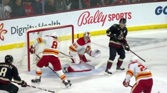 Smolař dne v NHL. Tanev nevyhodil puk a pak si dal ukázkový vlastní gól