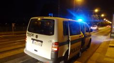 Mladík vyšel z baru rovnou před auto. Řidič ho srazil a ujel